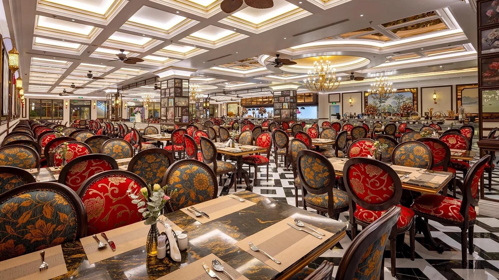 Không gian nhà hàng của Best Western Premier Imperial Đà Lạt