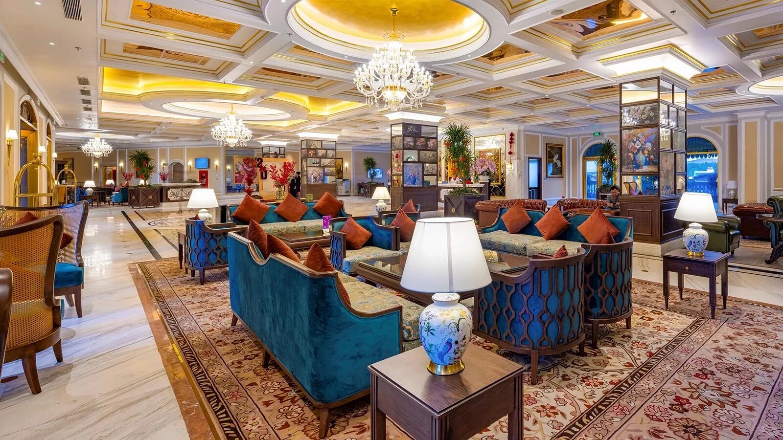 Sảnh lounge với hệ trần, vật liệu và khu ngồi chờ của Imperial Đà Lạt